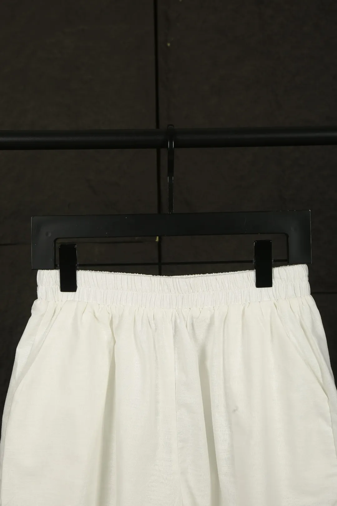 P210 Actual photo [High-end quality] Style number: 25052# Color: Navy blue/off-white/light khaki/ice blue/dark khaki Size: S to Short five-point version, double-layered inside and outside to prevent exposure, double stitching to cover the independent waistband ✅ - Professional washing before the car, the texture of the fabric is tight and soft ✅ - RL/Ralph Lauren linen shorts are simply a summer savior. The linen material allows every pore to breathe freely, say goodbye to sticky heat. Walking on the road, the wind blows, and the heat all over the body is instantly smoothed away. The bamboo texture is natural and unique, simple and pure texture, full of laziness and old money style.